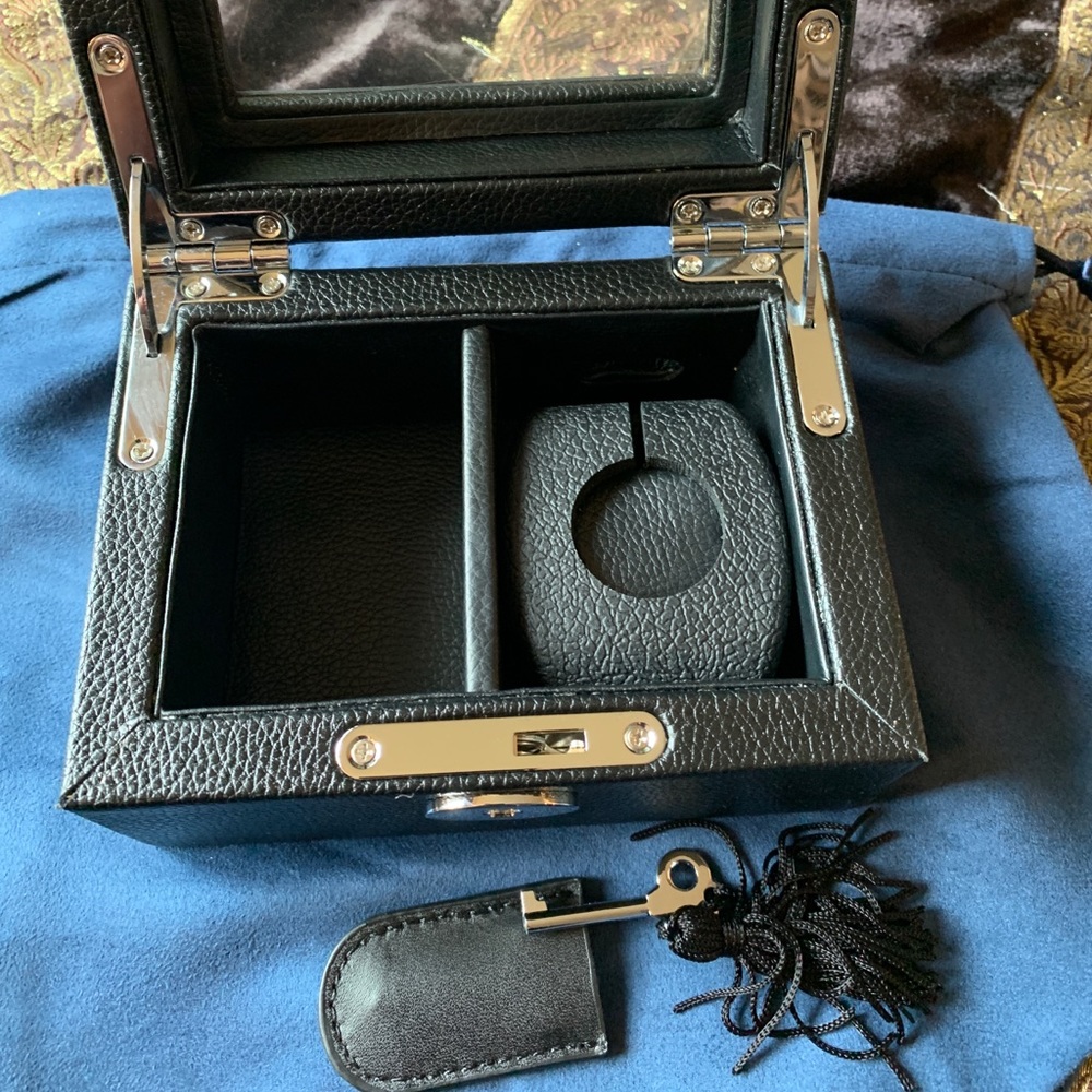 Authentic ROYCE NEW YORK Smart watch charger storage box w key.